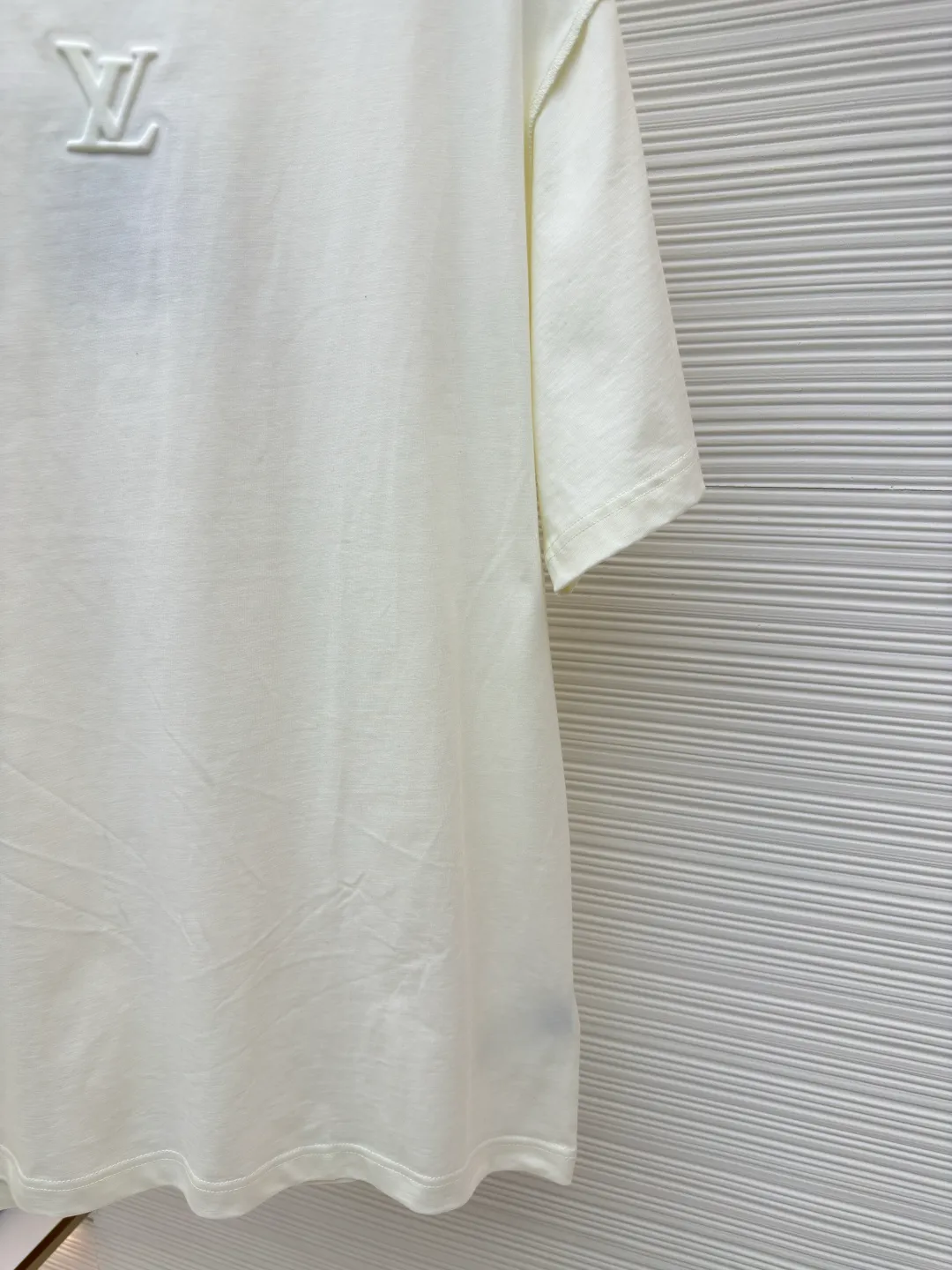 LOUISVUITTON embossed small label T-shirt ●Authentic product: Purchased and developed by 5450 ●Item number: 1680102-A00 ●Fabric: pure cotton fabric ●Technology: embossed production ●Version: fitted version ●Weight: about 335 grams ●Size: XS-S-M-L ●Description: Fabric is 40S/2 Double-strand smooth cotton plain weave, dust-free wool processing; matching 40s single-strand combed cotton, 280g cylindrical machine rib. The front panel is stamped and filled. After low-temperature stamping with a steel stamp, the inside is filled with foam cotton. The bottom surface is directly sealed with low-temperature hot melt glue at 80 degrees Celsius. The integrated machine operation makes the relief pattern three-dimensional and full and stylish. High-quality products require natural and beautiful products. The overall wiring is straight and delicate, the fabric is comfortable and soft, and the color is consistent without color difference. It can be matched with the same style to create a fashionable look and control various occasions. Customized accessories, complete with three standards, same style for men and women!